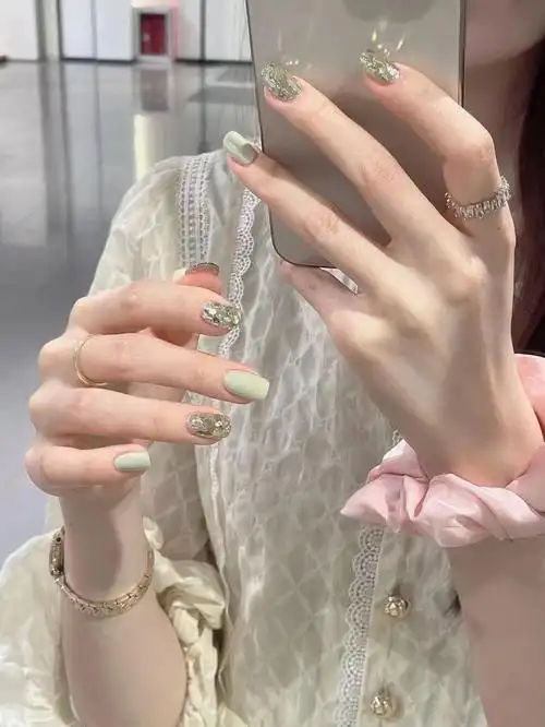 美甲图片2021新款式冬季显白夏天(2022美甲最新款显白图片)