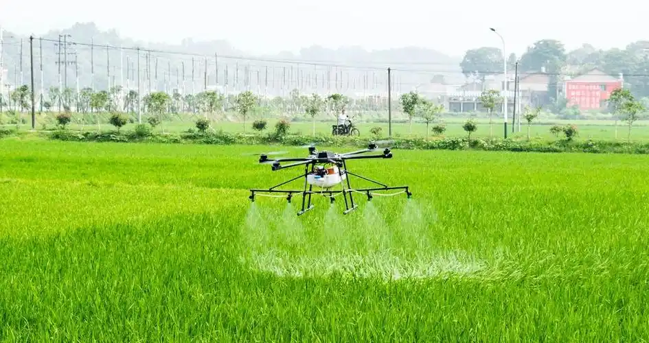 他的无人机日洒农药200亩自主规划航线防重喷漏喷累计销售40台