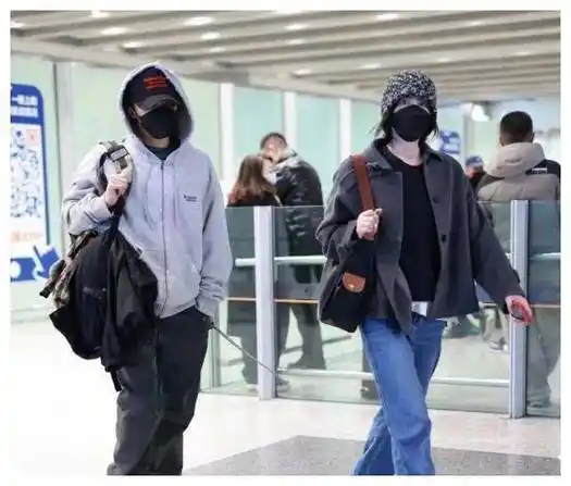 王菲机场潇洒装,longchamp包抢眼!让你轻松上班!_谢霆锋_个性_时尚