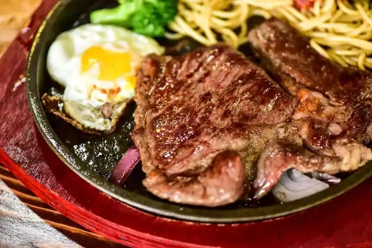 澄海第一家火爆抖音的网红深夜牛排来了凌晨2点还在排队