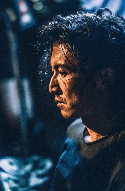 谢霆锋超话补一些各渠道翻到的敖的海报剧照还有谁没看怒火没看邱刚敖