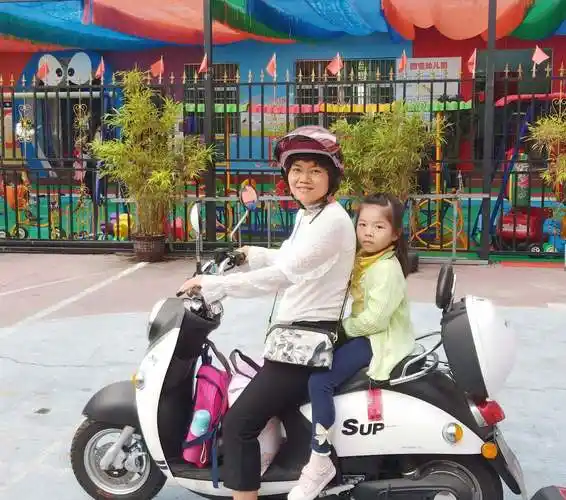 可以载人:48伏电动车不需要驾驶证,且在合法情况下可以搭载一名12周岁