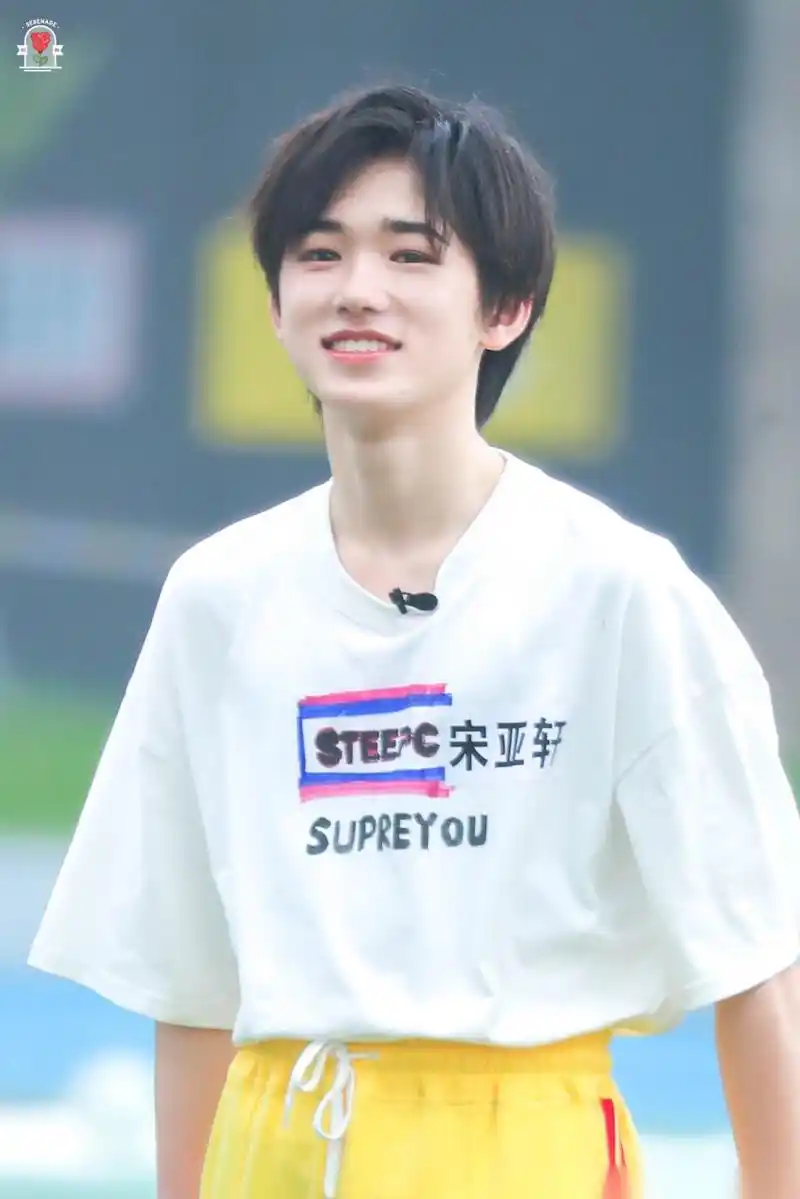 宋亚轩夏日运动会饭拍 宋亚轩真的好适合穿这个黄裤子哦!