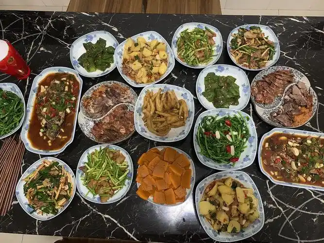 用了一下午的时间准备的一桌家常菜