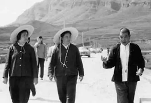 她是普通的卖菜女工,却成为副国级干部,晚年又成为著名企业家