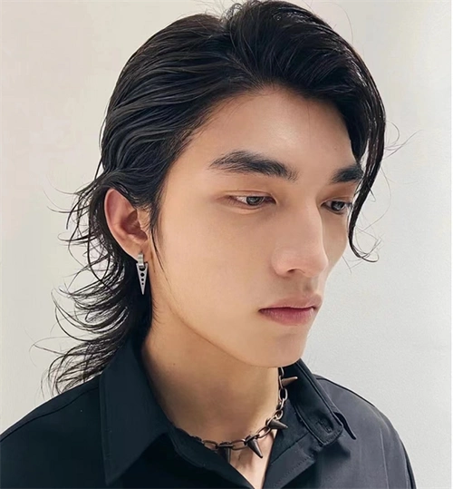 华晨宇的鲻鱼头发型,风格百变,选择狗啃短刘海搭配,酷炫吸睛.