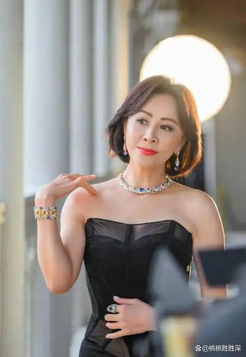 近日,刘嘉玲在社交平台上分享了她参加威尼斯活动的照片,展示她高贵