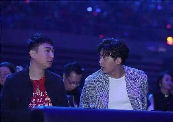 然而,他却与李易峰建立了深厚的友谊,两人不仅关系密切,还在公开场合