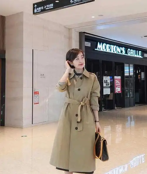 秋天,"风衣"怎么穿才洋气?配条纹衫和牛仔裤,高级时髦又优雅