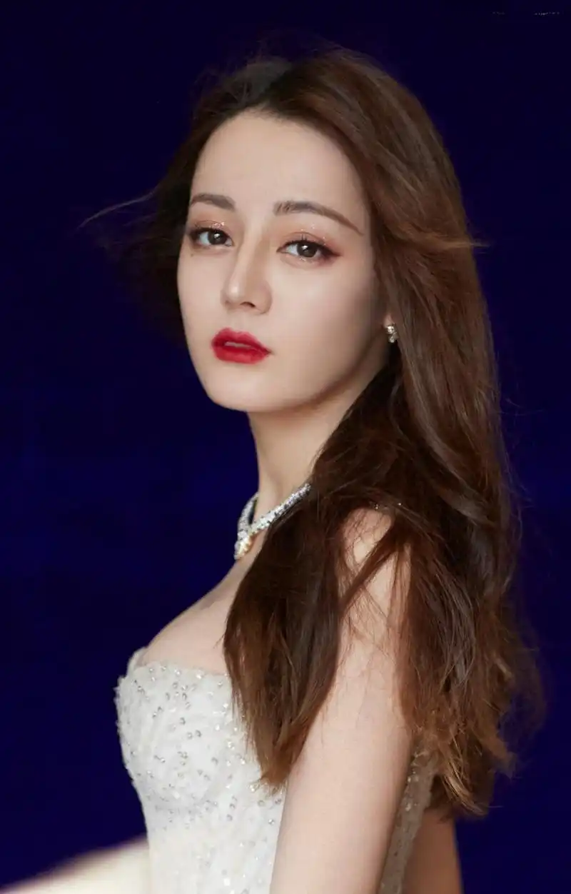 迪丽热巴抹胸白裙太仙了,清纯小妹萌萌性感迷人,身材爆表!