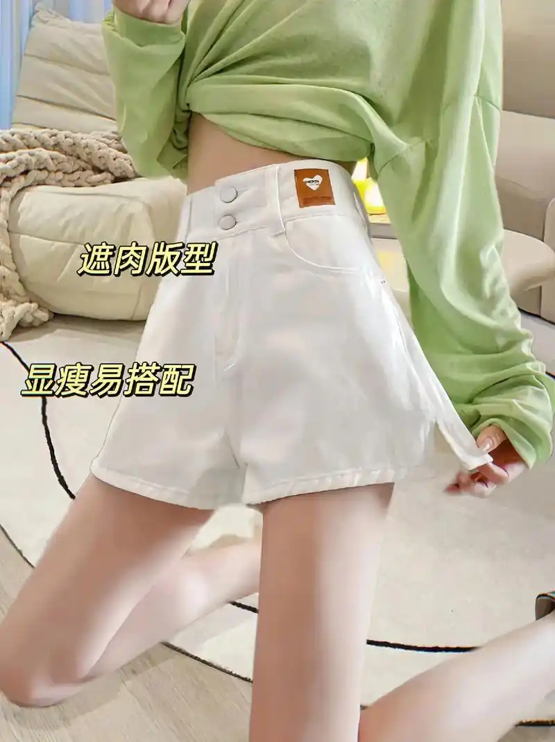 姐妹们!好喜欢这款a字开叉牛仔短裤,洋气又减龄