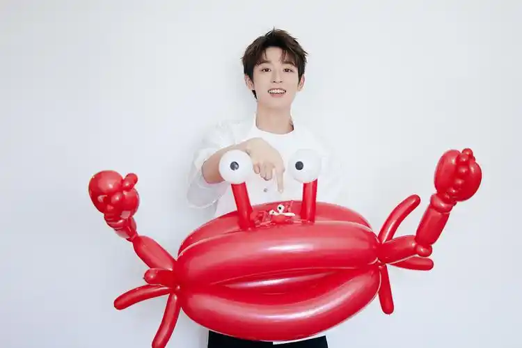 吴宇恒携礼物暖心扫楼 儿童节现场童趣十足