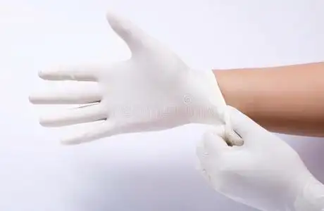 抓东西的手戴橡胶手套的手. 把手就像抓东西或打孔一样.照片