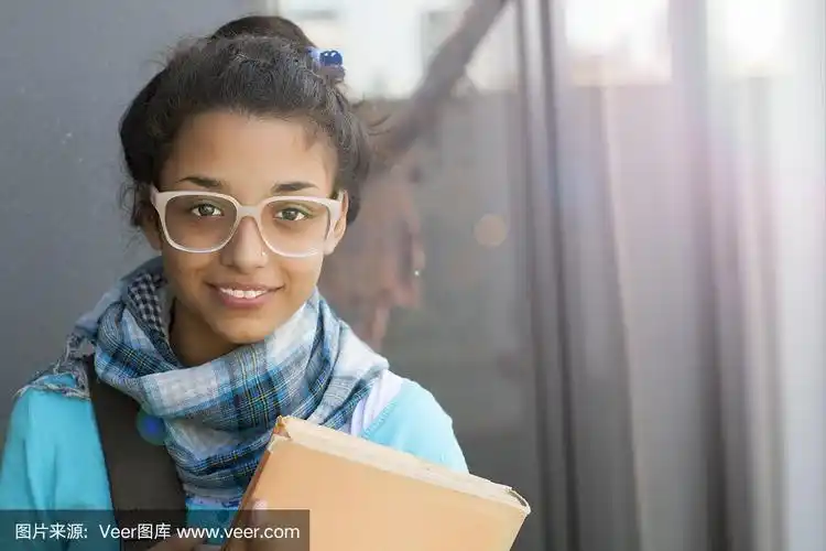 戴眼镜的年轻女学生