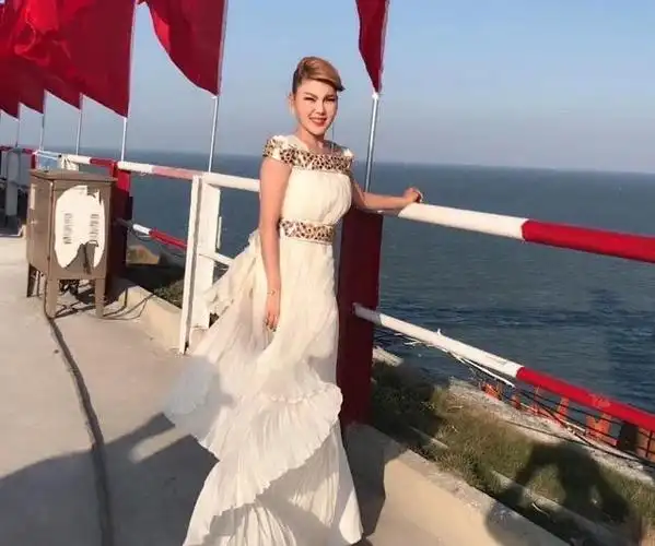 乌兰图雅:情路坎坷,谈到前任泪流不止,38岁让父母烦恼