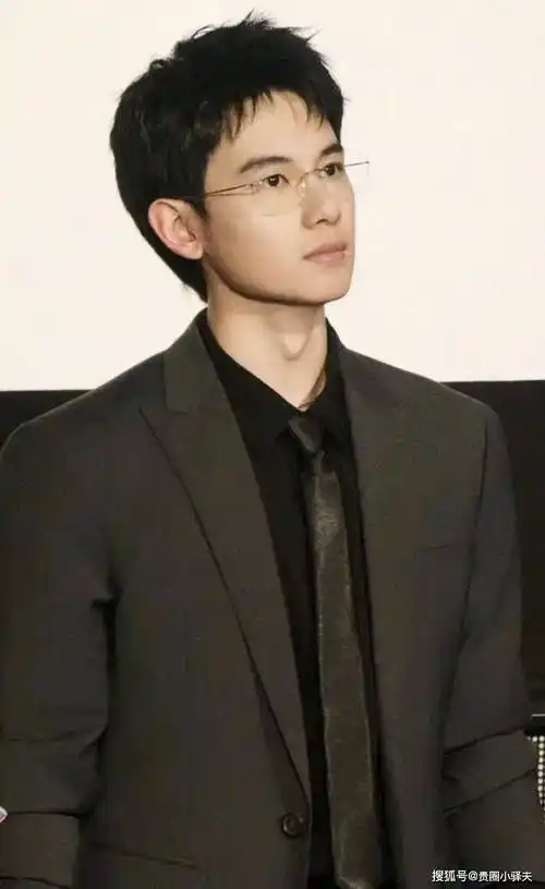 血气方刚的翘屁嫩男胡先煦穿正装太帅了