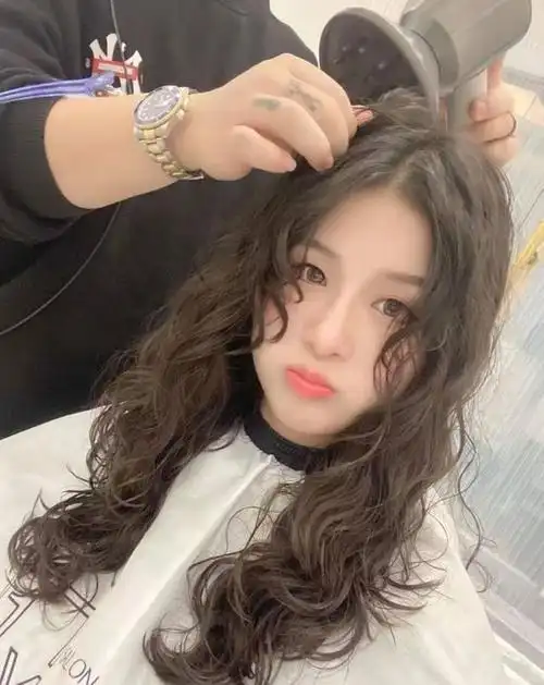 2020流行一种烫发叫"芭比烫",不仅是洋气十足,发量少也很适合