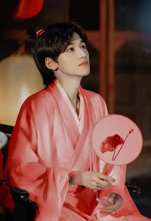 宋亚轩黑色羽毛古装