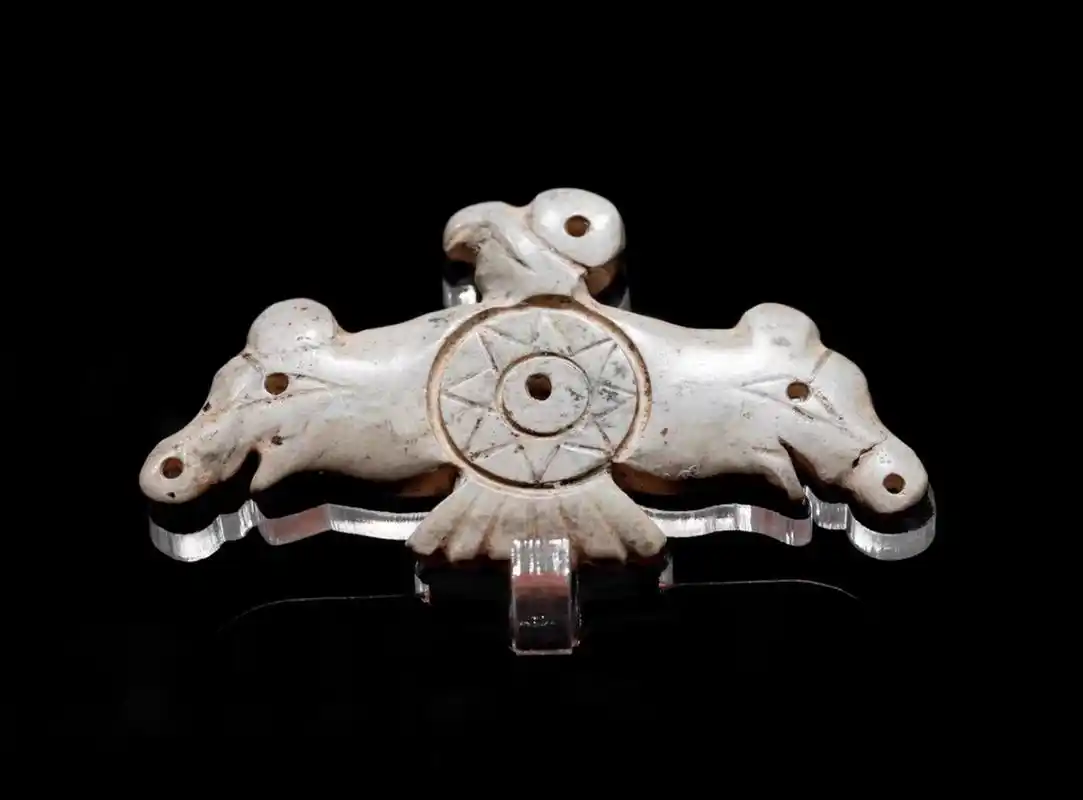 凌家滩的古玉,由于钙化程度比较严重,失水以后会失去光泽,从这个角度