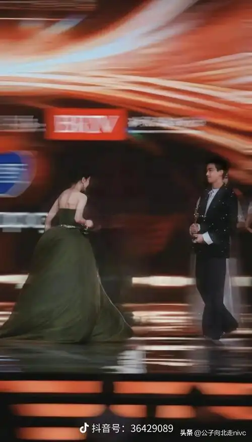吴磊@迪丽热巴:我磕这对儿了!网友:拉丝拉丝_公主_穿着_眼神