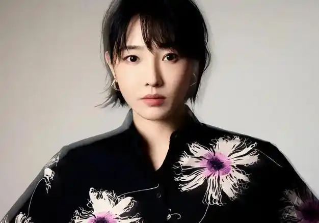 白百何惊艳亮相prada活动,短发黑衣焕新颜,岁月不败美人!