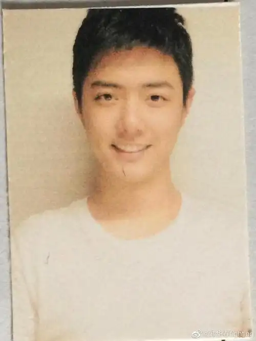 肖战出道前的珍贵旧照,笑容迷人一如既往的帅气