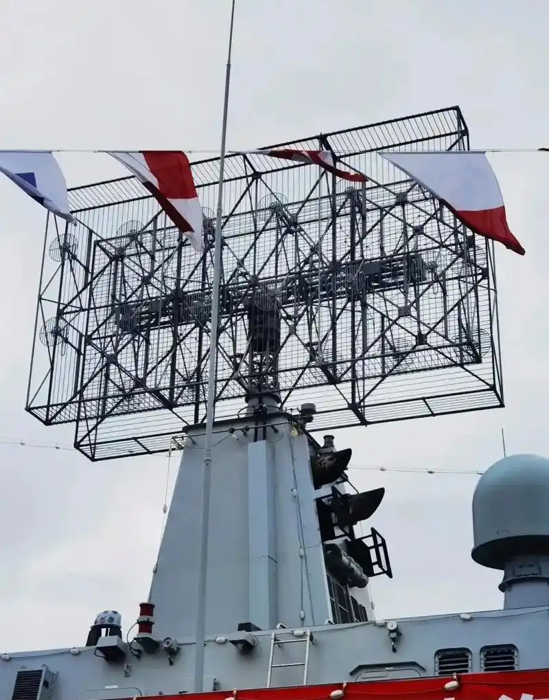 052dl上的苍蝇拍,其实属于米波雷达.米波雷达号称雷达界的"哨兵",其优