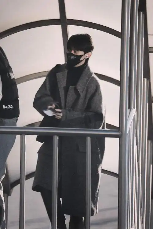 马嘉祺今日机场出发冬季限定小马哥出现啦太爱马哥穿风衣啦