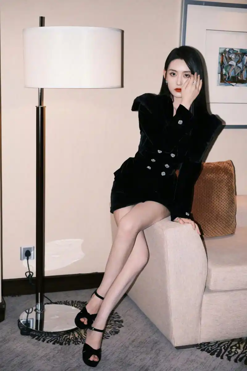 蒋依依  美腿玉足[亲吻][亲吻]