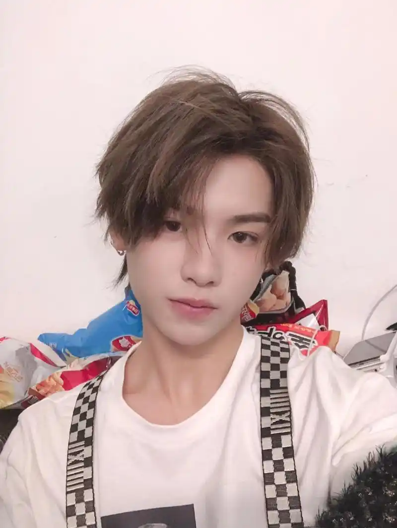 黄明昊自拍大赏 奶狗天菜 姐妹们有最喜欢的黄明昊自拍吗 我最喜欢第