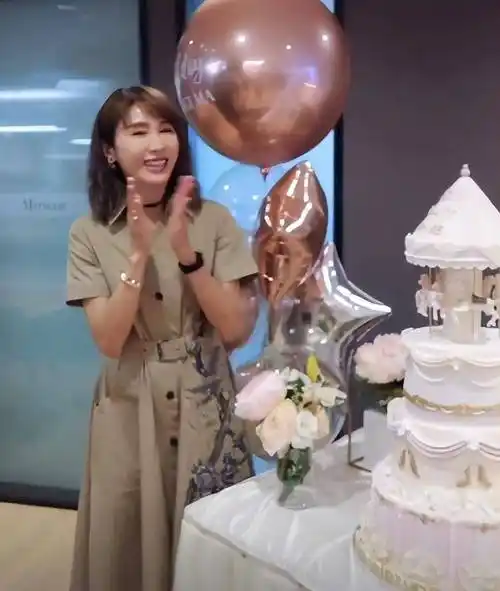 黎姿51岁生日,手拿香槟捧鲜花庆祝,3个女儿送祝福卡片_公司_仪式_蛋糕