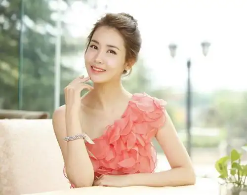 李多海拍摄杂志封面优雅性感显时尚风范