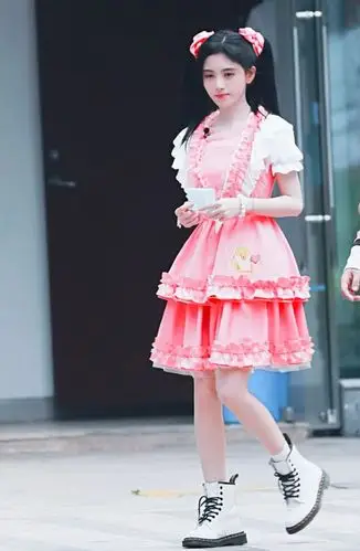 原创鞠婧祎录节目挑战洛丽塔裙以为会很甜没想到暴露真实身高