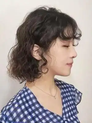 2023年短发烫发女生最新发型不过肩烫发发型图片_烫发_女生发型大全