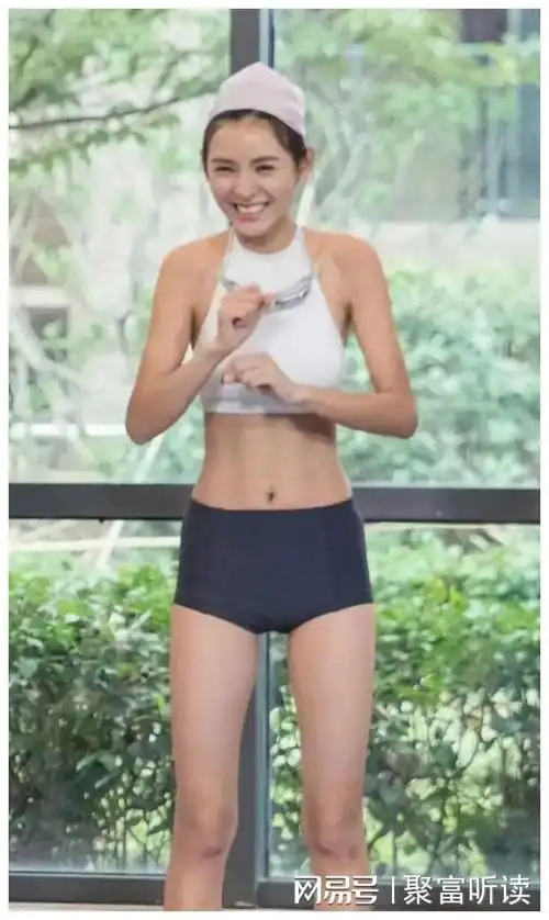 张予曦泳装大赏比基尼展示身材泳衣包裹特色