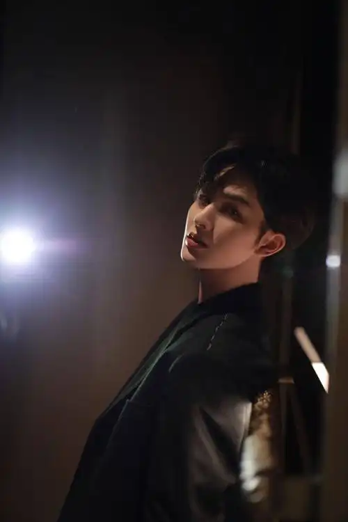 屏气凝神才敢细看的艺术珍品 朱正廷冬日西装写真帅气来袭