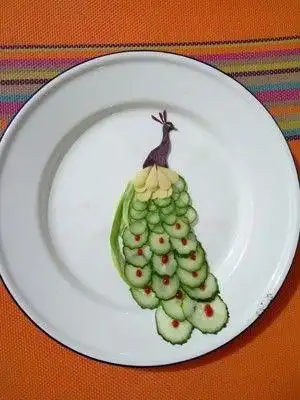 94蔬菜拼盘盘饰摆盘(孔雀)的做法步骤 第1步