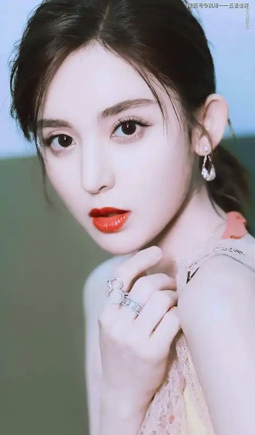 31岁古力娜扎魅力四溢,性感迷人,成熟风韵令人陶醉不已!