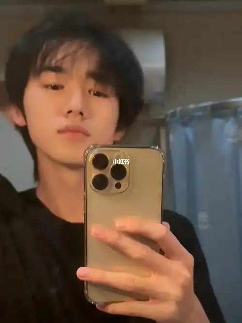 呀06好滑溜的头发啊#宋亚轩#宋亚轩壁纸#宋亚轩自拍#人鱼主唱宋亚轩