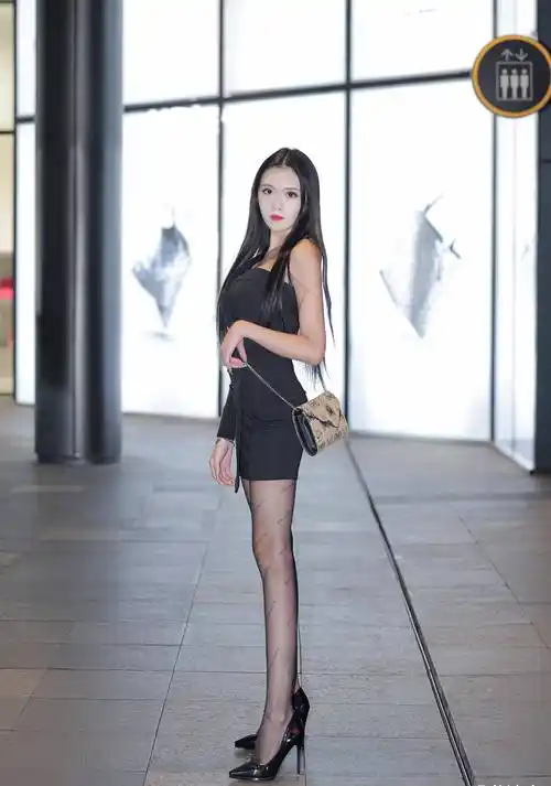 全黑色穿搭的时尚美女,大长腿配上时尚袜,显得既妩媚,又很有气场_女人