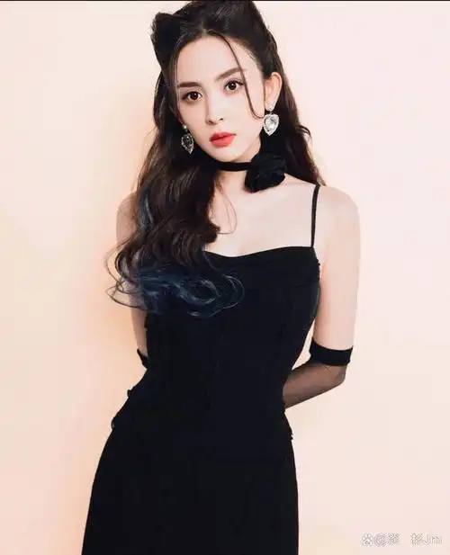 古力娜扎参加节目的造型照片曝光,一袭黑色吊带裙搭配可爱猫耳发型