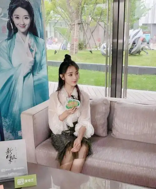 鞠婧祎肖燕姐妹情深杀青后还互相探班