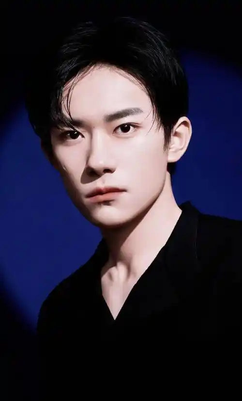 打开这家的官网,各国各地的官网版头全部铺上了巨大的易烊千玺!