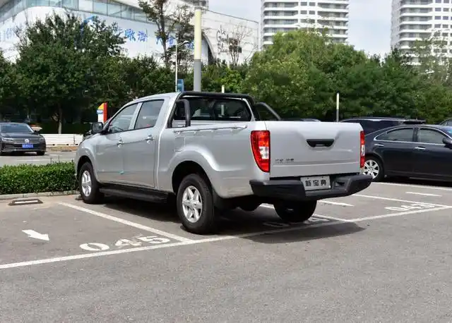 国内皮卡界的街车:江铃宝典,8.68万带2.5t动力真的强