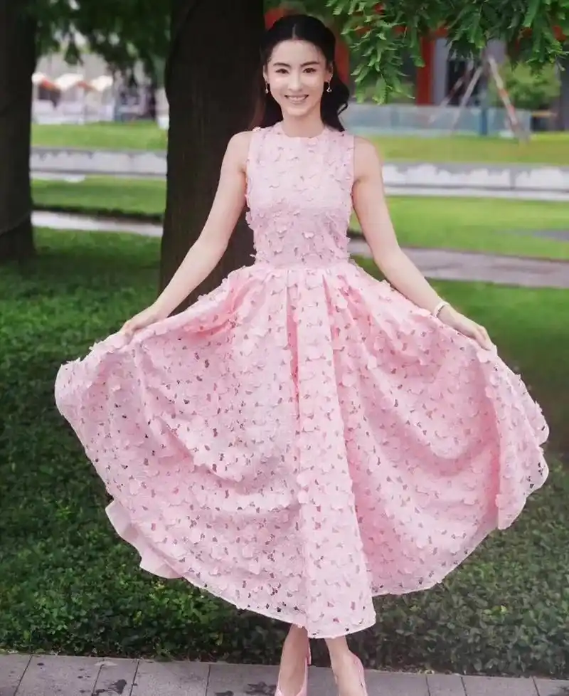 张柏芝出席活动挑战粉色花瓣裙,连高跟鞋都是粉色系,43岁的年龄审美