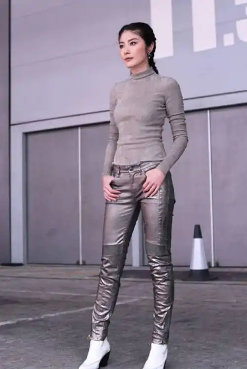 50岁陈慧琳出席时尚活动,穿搭前卫新潮,看到裤子我瞬间不淡定了_衣服