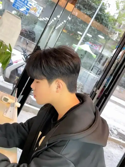 两款碎盖发型你更喜欢哪一款