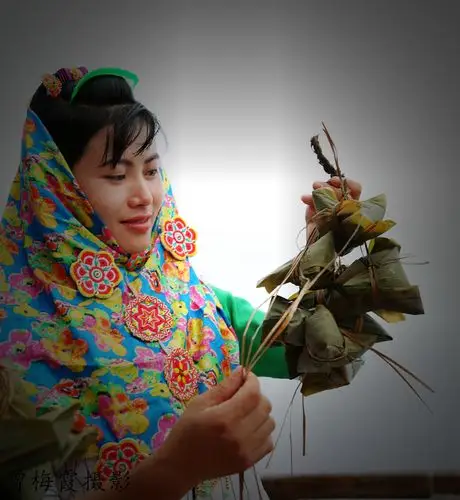包粽子,系彩绳,插艾草~这个端午惠安女很忙!