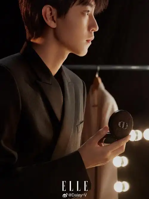 v-视觉#@tfboys-王俊凯x 《elle》全新大片出炉,化妆镜前展现优雅