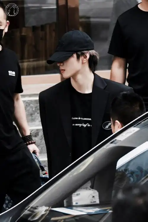 晕了,刘耀文黑西装不要太帅.#刘耀文全员加速中路透